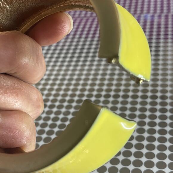 Vintage Metal Yellow Hinged Heavy Bangle Bracelet Gold Trim B#18 - Picture 6 of 10